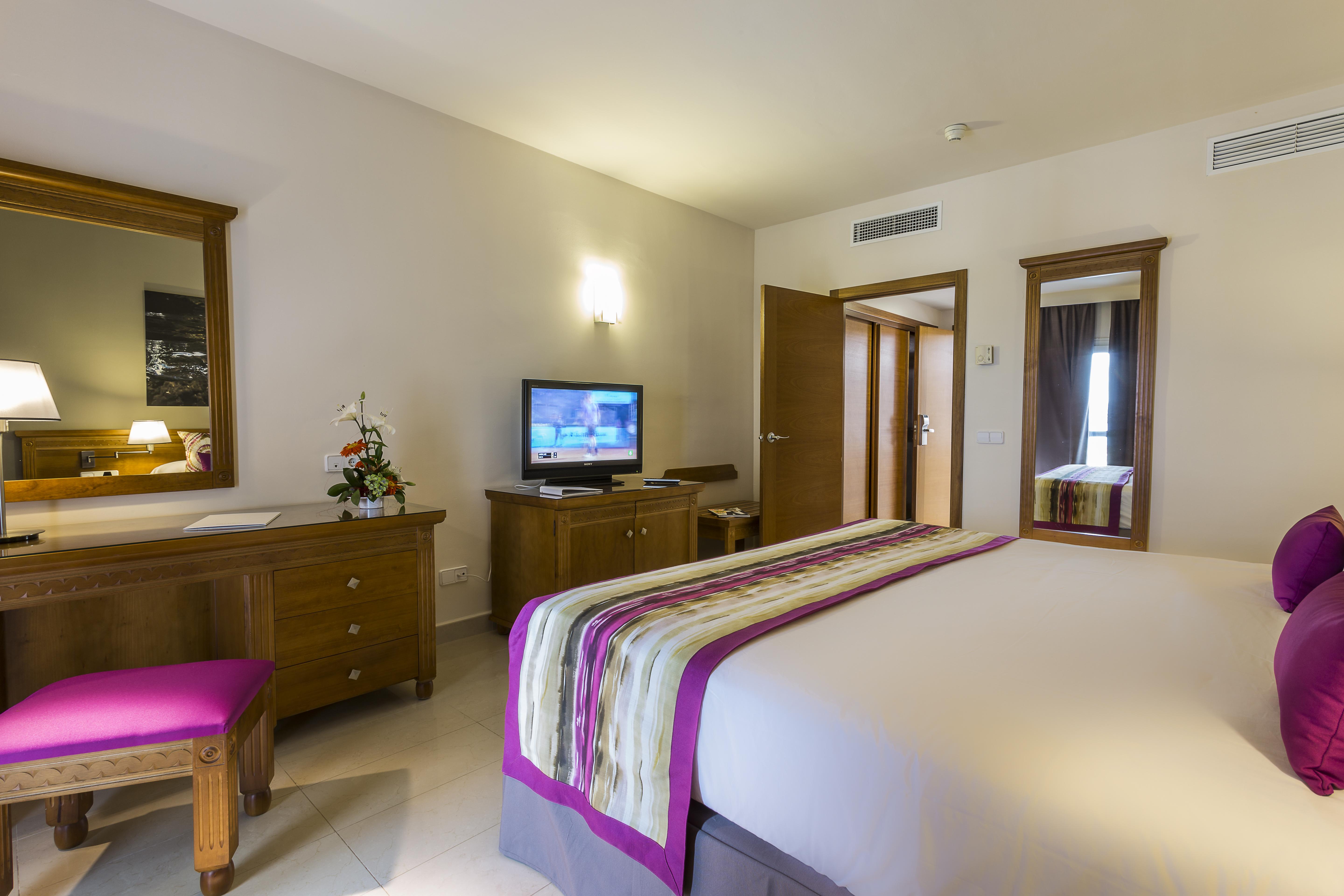 그랜드 파야디움 팰리스 이비사 호텔 플라야 덴 보사 외부 사진 A room at the hotel