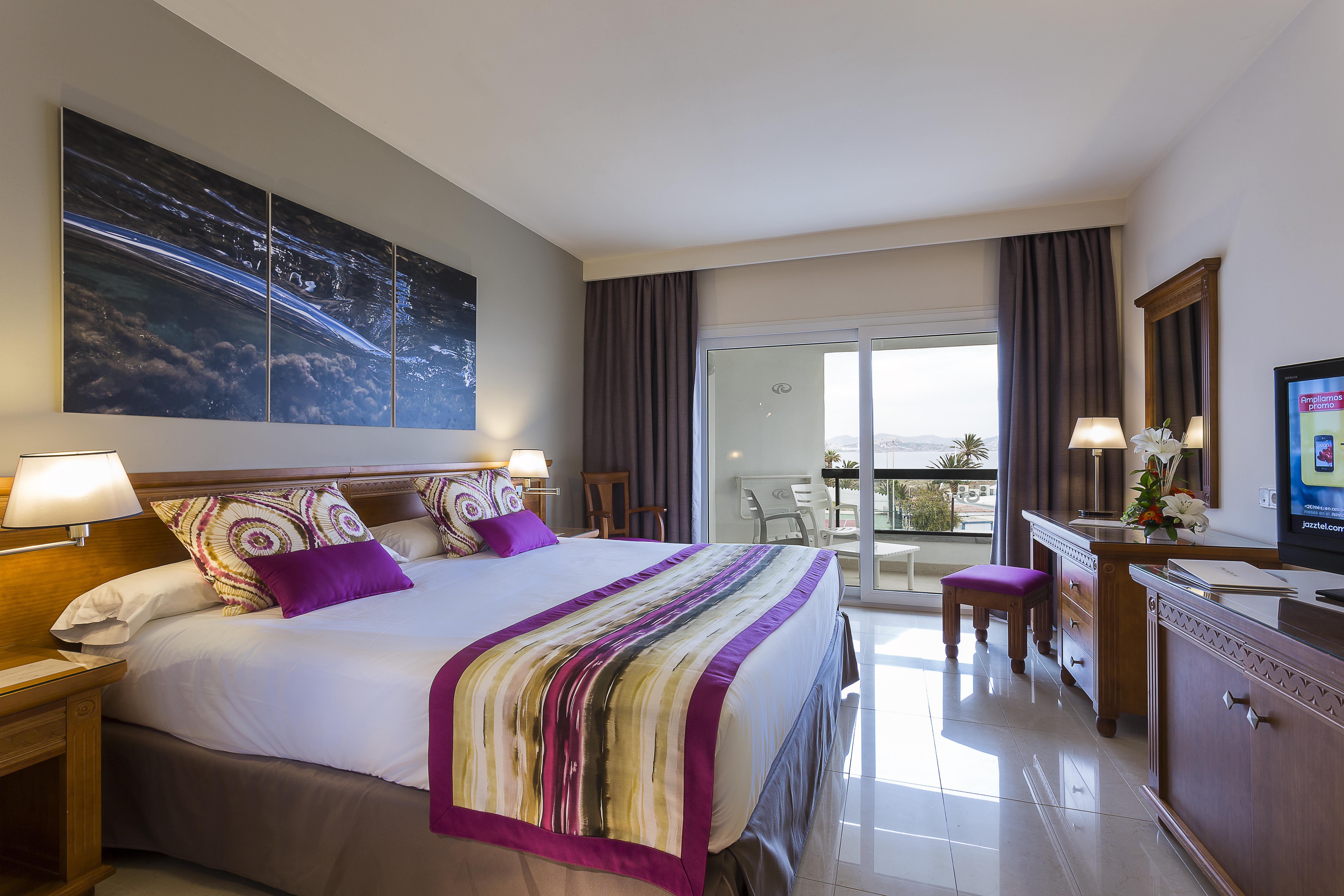 그랜드 파야디움 팰리스 이비사 호텔 플라야 덴 보사 외부 사진 A room at the hotel