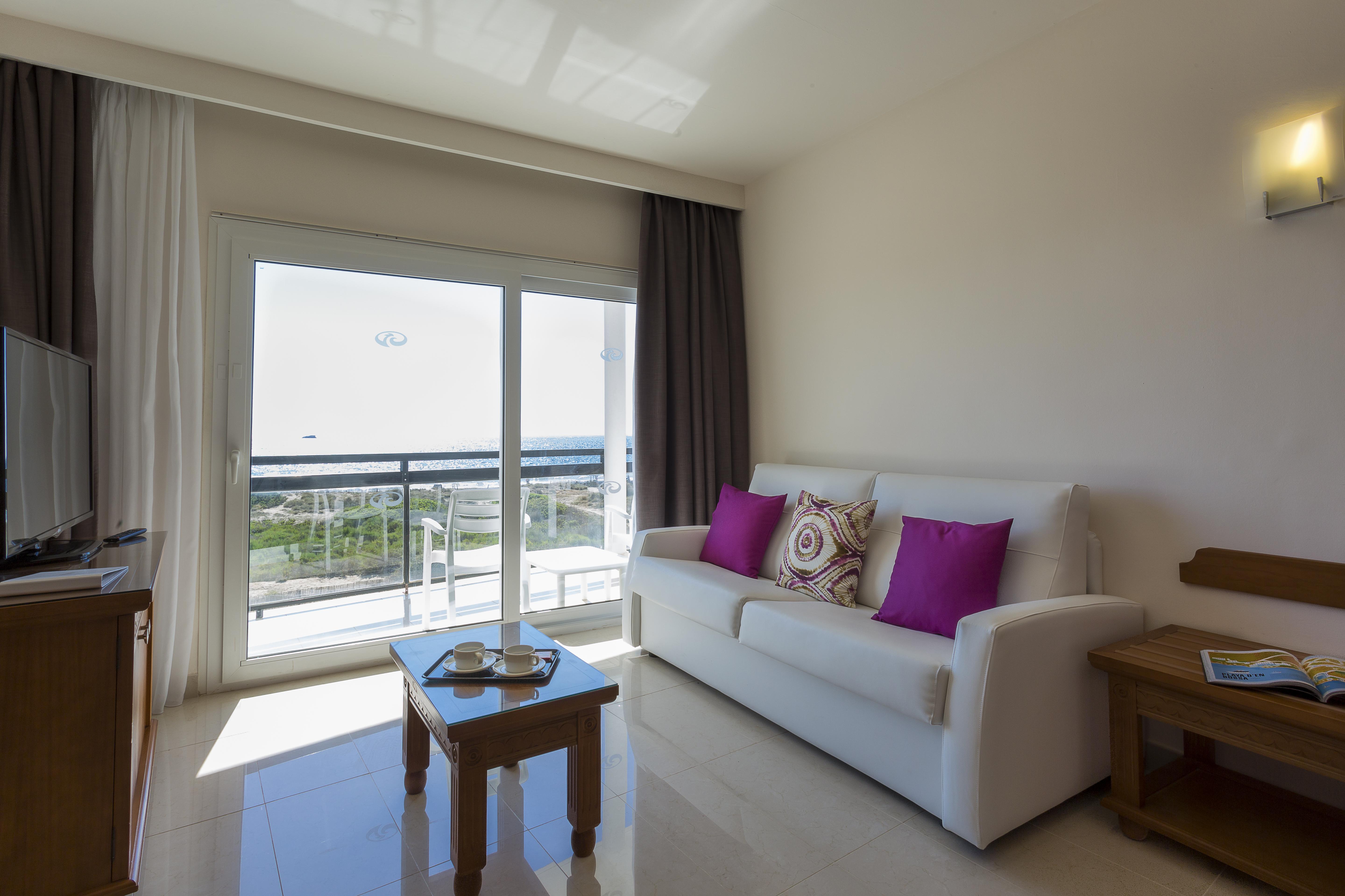 그랜드 파야디움 팰리스 이비사 호텔 플라야 덴 보사 외부 사진 A living room in a hotel