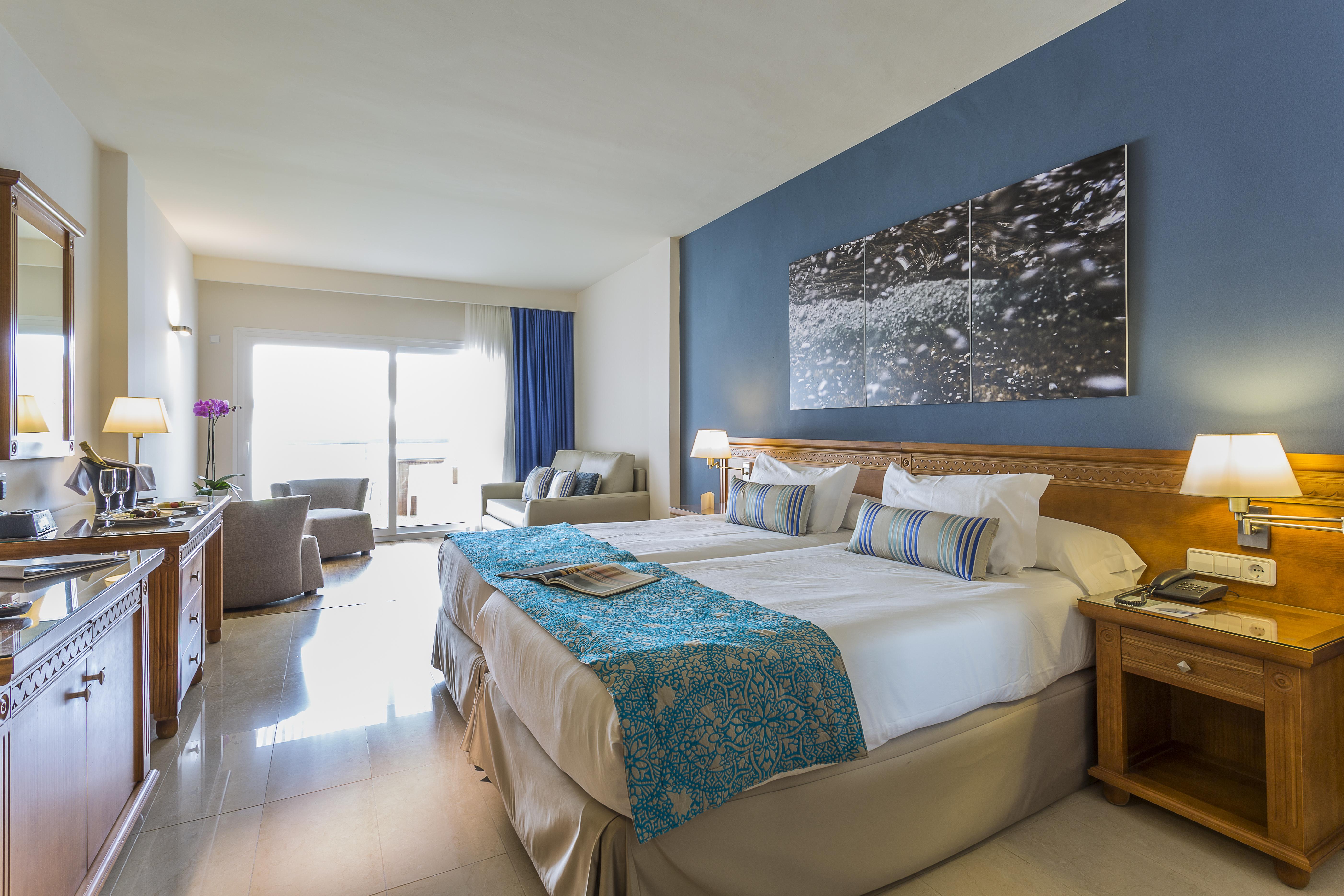 그랜드 파야디움 팰리스 이비사 호텔 플라야 덴 보사 외부 사진 A room at the Iberostar Grand Hotel Bahia, in Seville, Spain