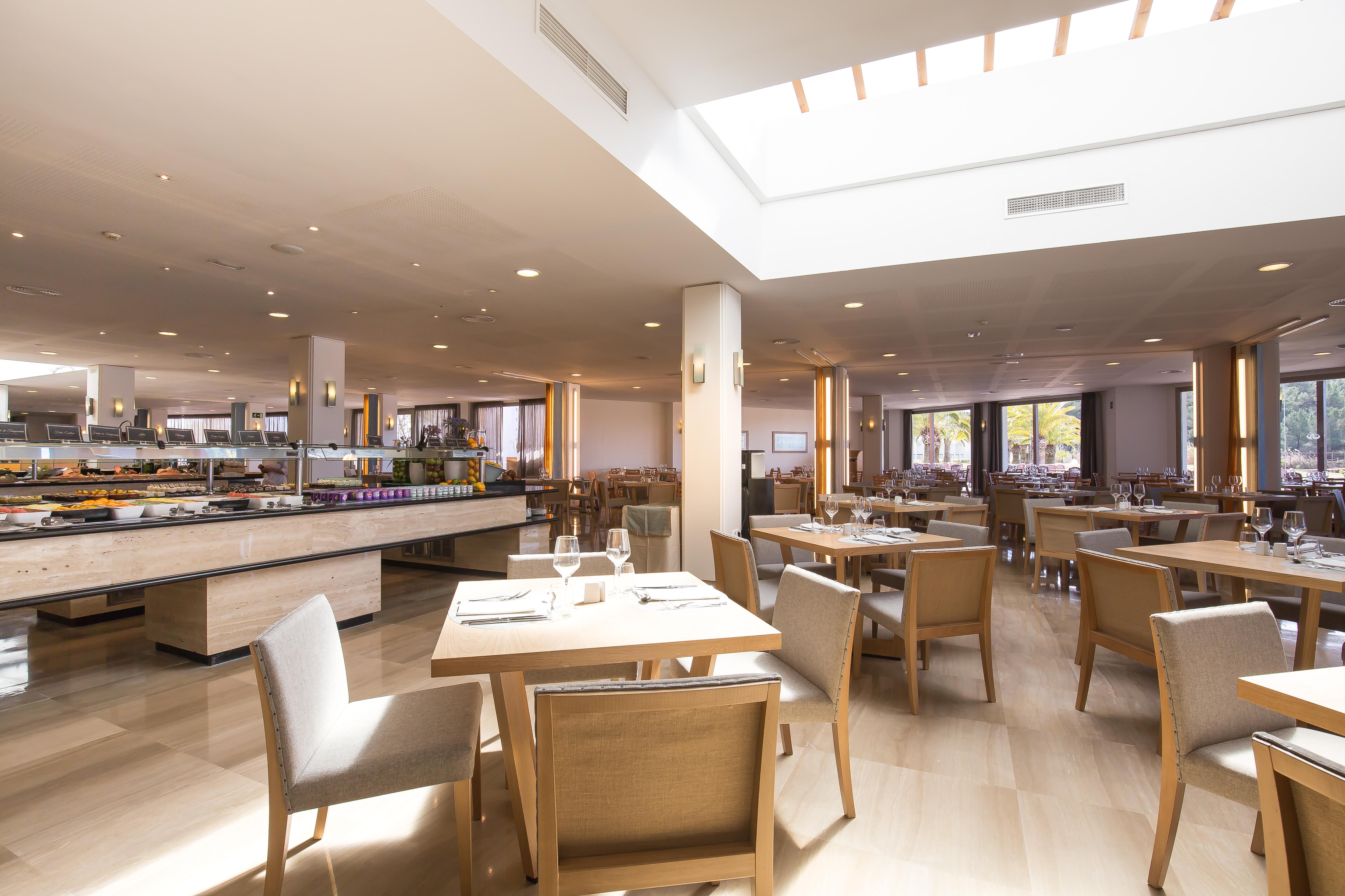 그랜드 파야디움 팰리스 이비사 호텔 플라야 덴 보사 외부 사진 The restaurant at the hotel
