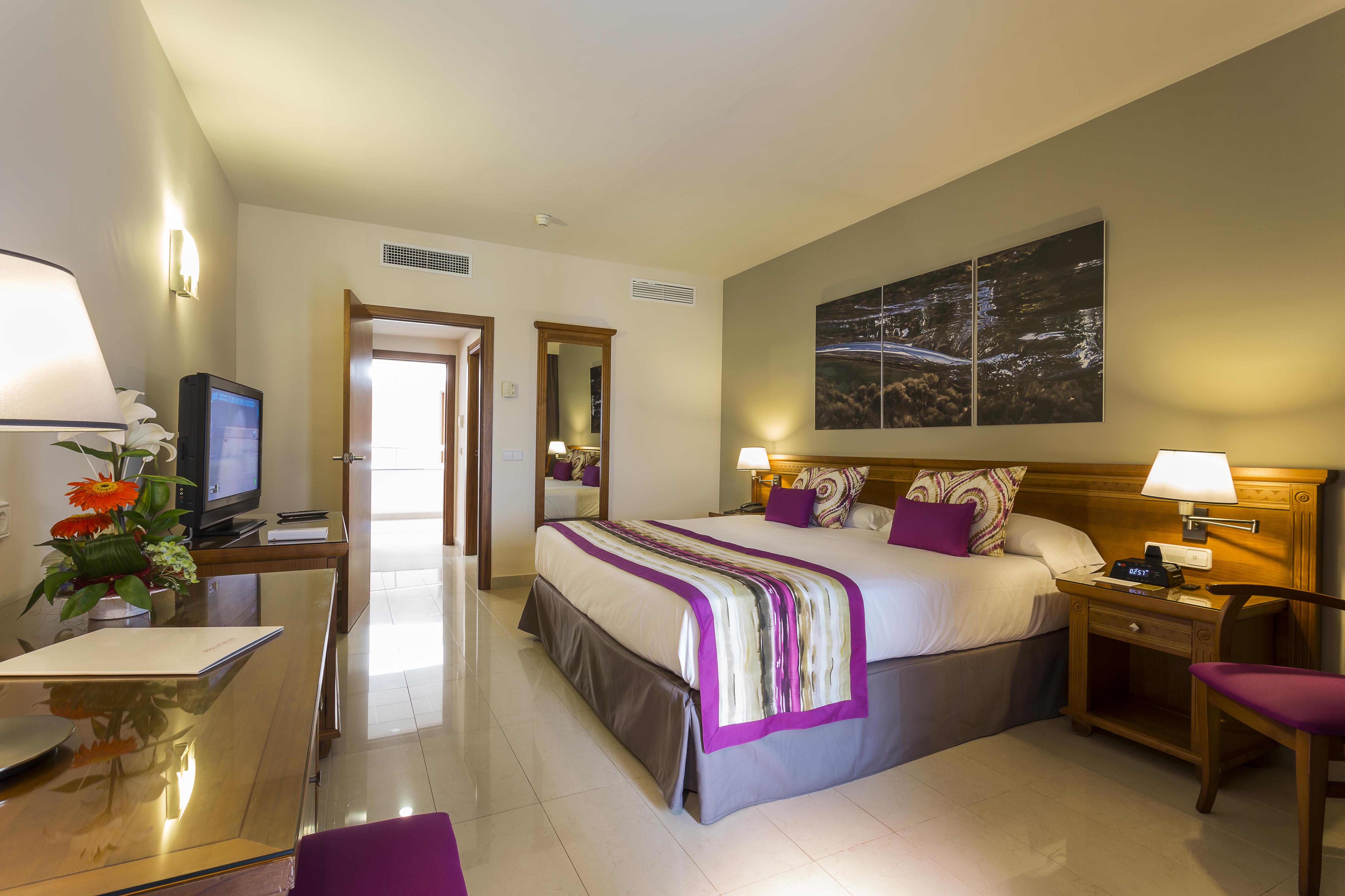 그랜드 파야디움 팰리스 이비사 호텔 플라야 덴 보사 외부 사진 A room at the hotel