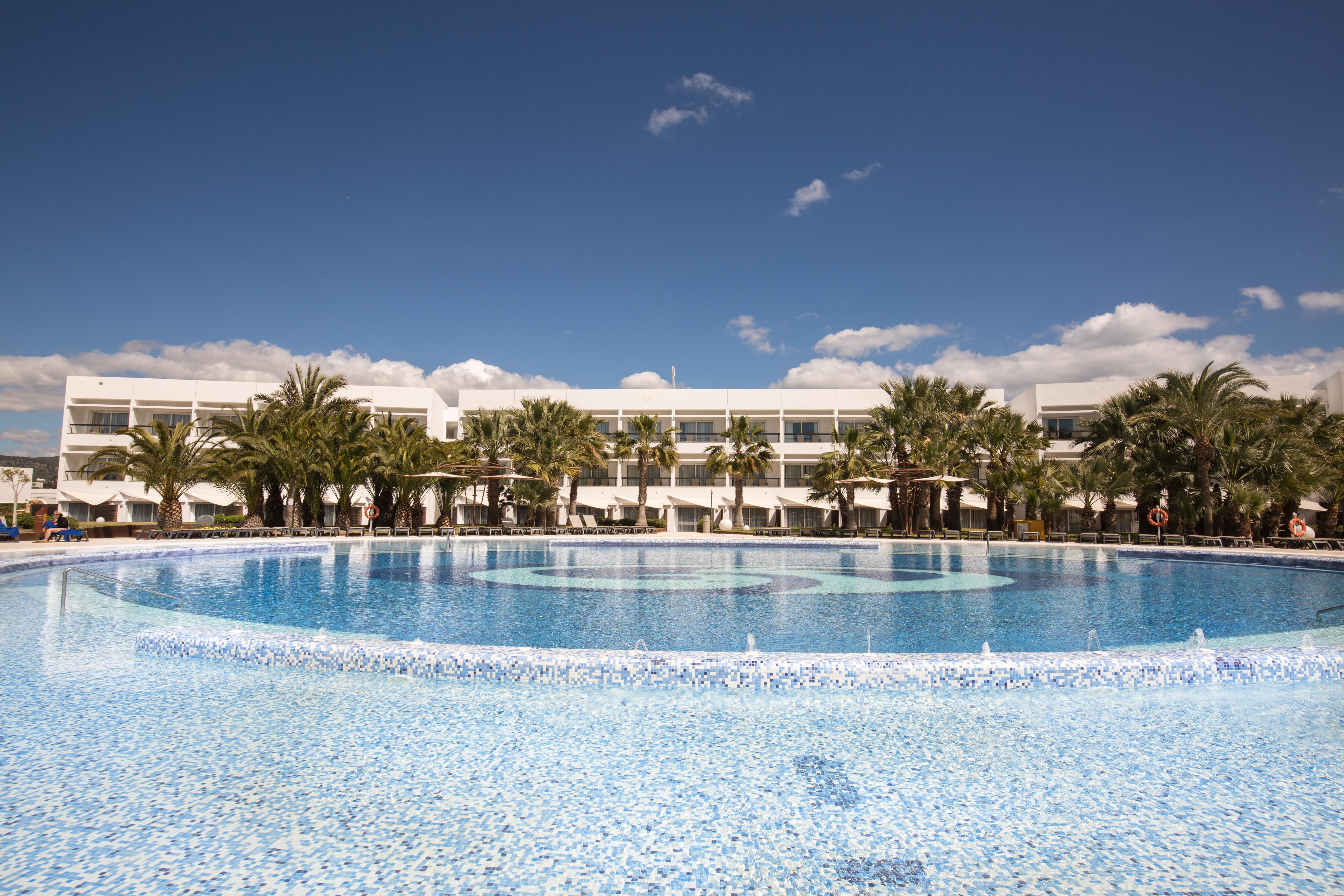 그랜드 파야디움 팰리스 이비사 호텔 플라야 덴 보사 외부 사진 The resort's main pool