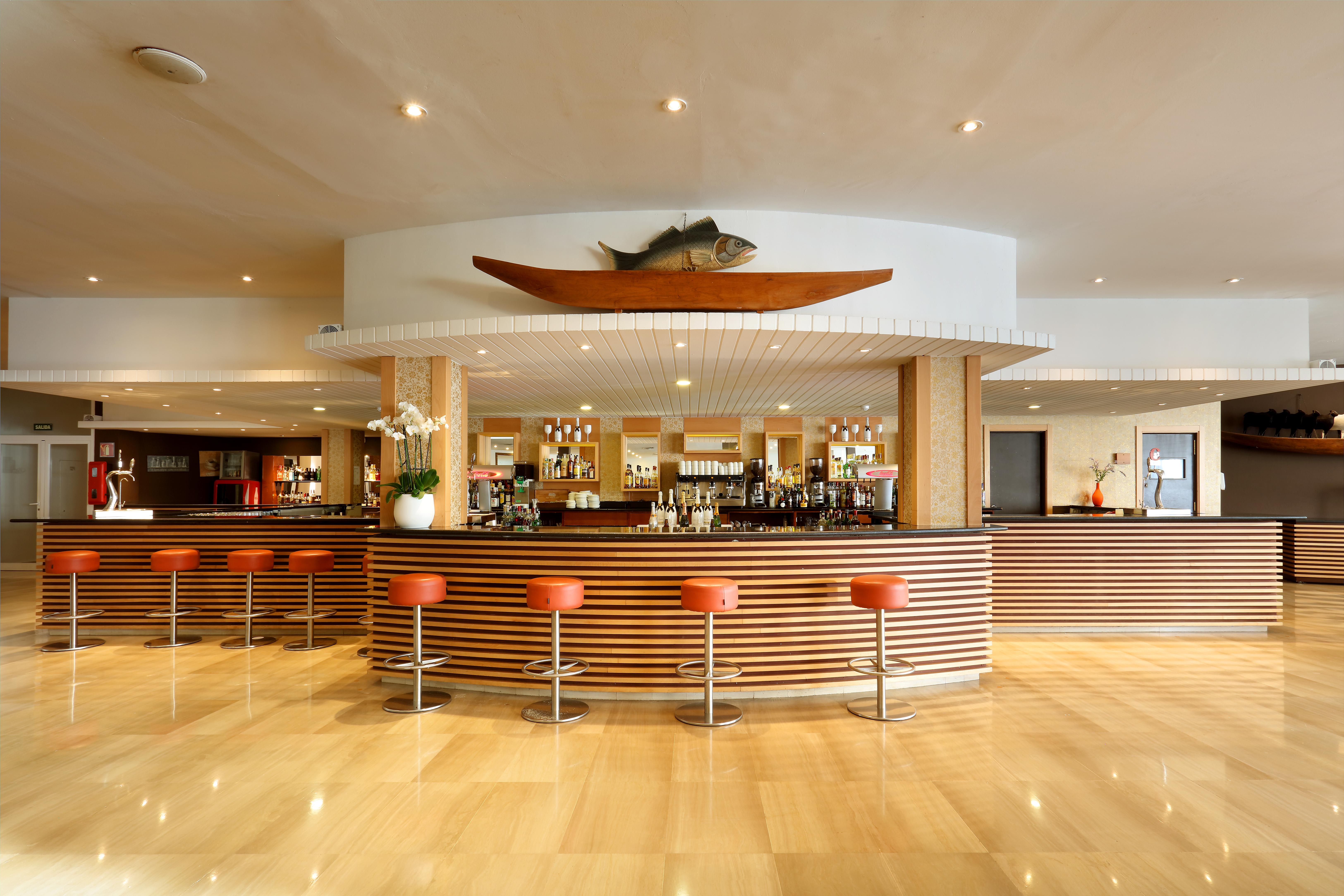 그랜드 파야디움 팰리스 이비사 호텔 플라야 덴 보사 외부 사진 The bar at the hotel
