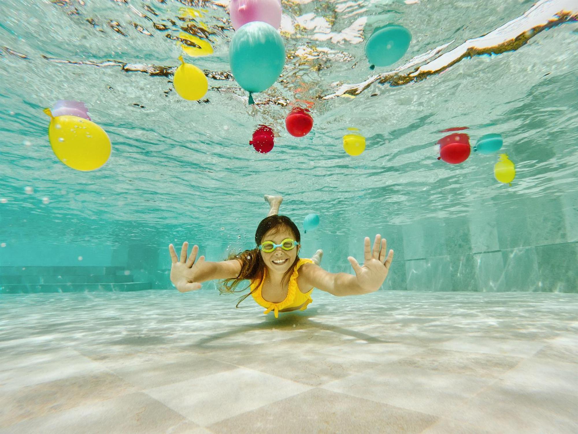 그랜드 파야디움 팰리스 이비사 호텔 플라야 덴 보사 외부 사진 A woman swimming underwater