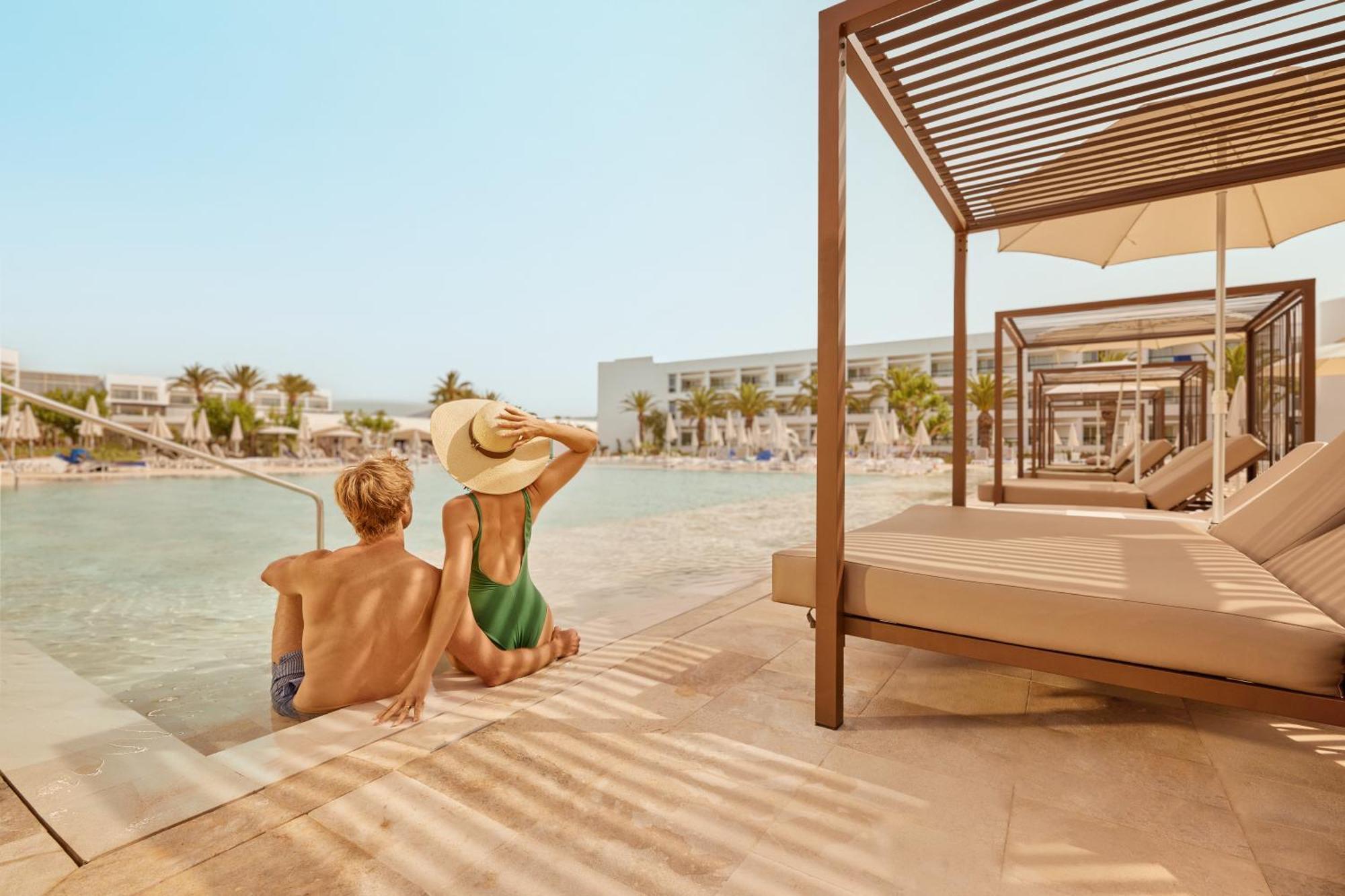그랜드 파야디움 팰리스 이비사 호텔 플라야 덴 보사 외부 사진 The beach at the Iberostar Grand Hotel at Playa del Inglés