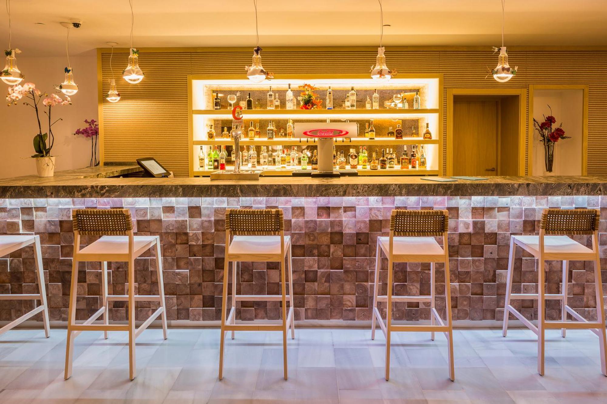 그랜드 파야디움 팰리스 이비사 호텔 플라야 덴 보사 외부 사진 The bar at the hotel